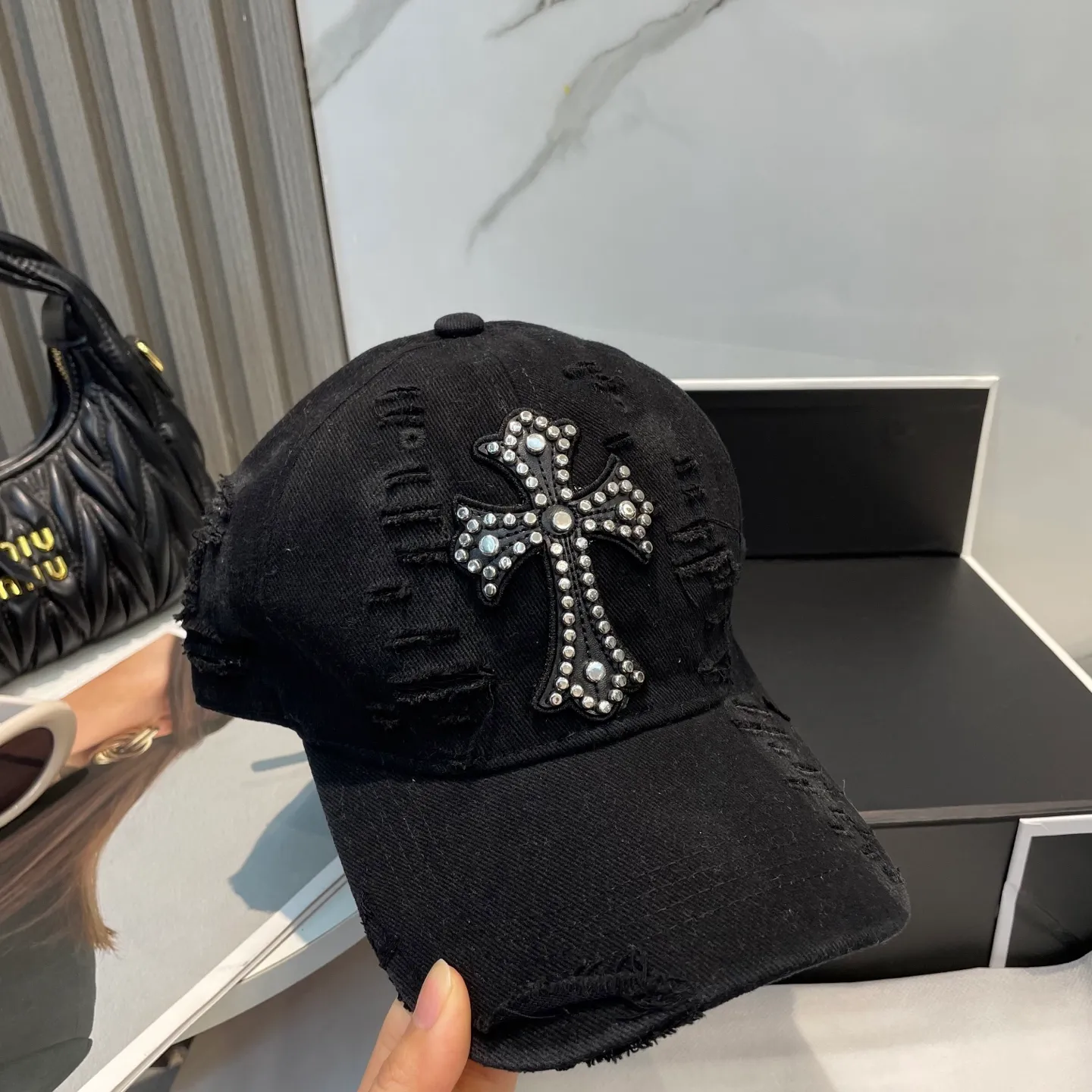 P66 Crow Heart 🆕🆕New baseball cap, stylish and classic cross logo, casual with a cool feeling, unisex style, same style for men and women! Very easy to match! Head circumference: 56-58cm is available